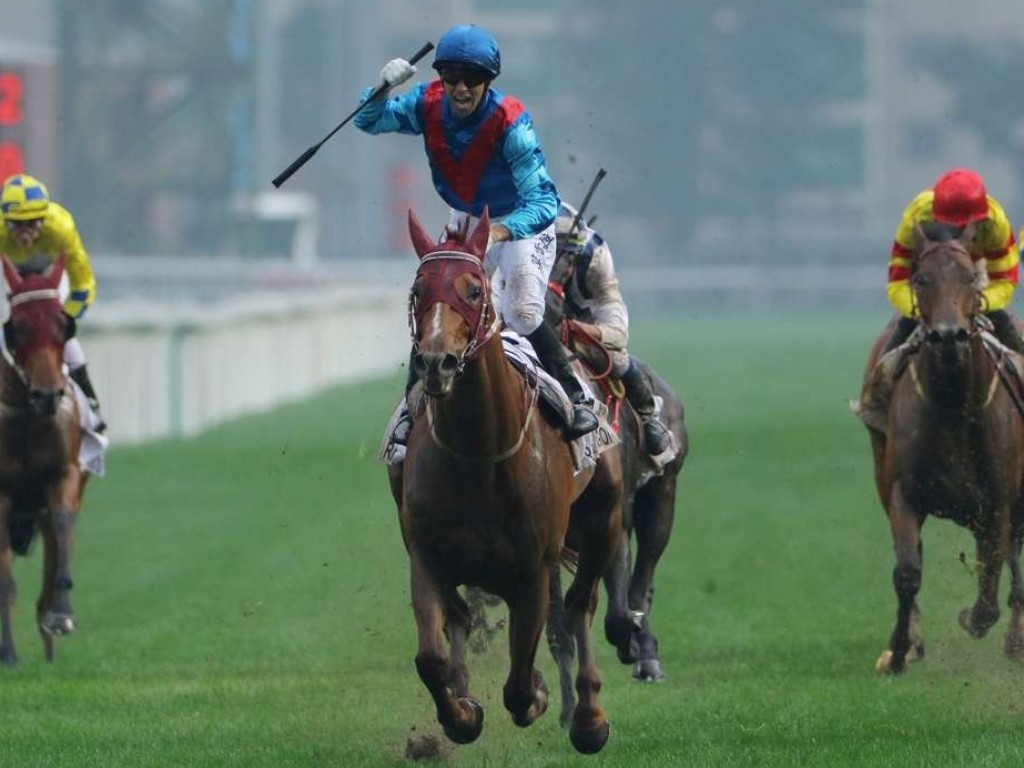 Foto: Moreira leva Rapper Dragon à glória da tríplice coroa no Hong Kong Derby