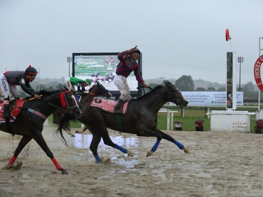 Foto: De último a primeiro, em 500 metros: Newark conquista o Clássico Ciro Frare (L)