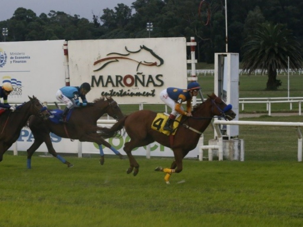 Foto: Maroñas: brasileira Esquadra Azul vence o Clásico Treinta Y Tres Orientales (L)