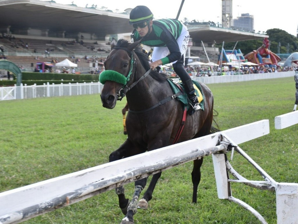 Foto: Zezé Corredor confirma favoritismo no Clássico Adil (L)