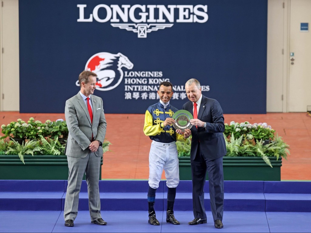 Foto: Em cerimônia de despedida, Moreira é reverenciado em Hong Kong