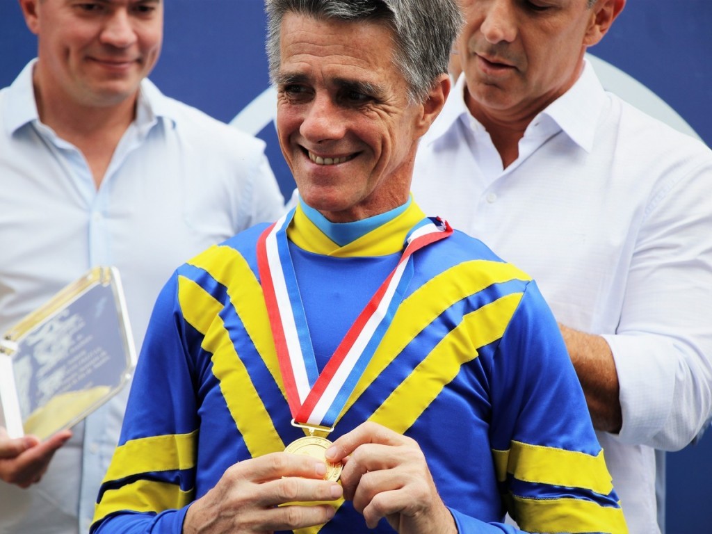 Foto: Jorge Ricardo recebe a Medalha Pedro Ernesto