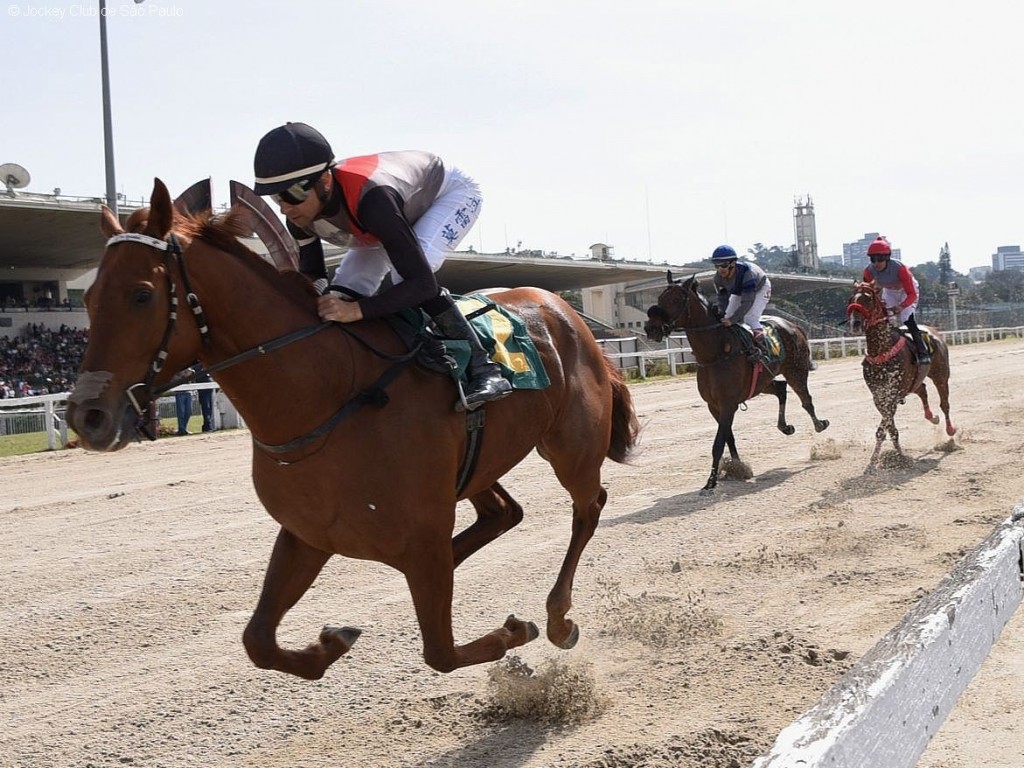 Foto: De volta à areia, Tyrion vence listed race